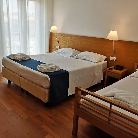 Lacroma Bio & מלון