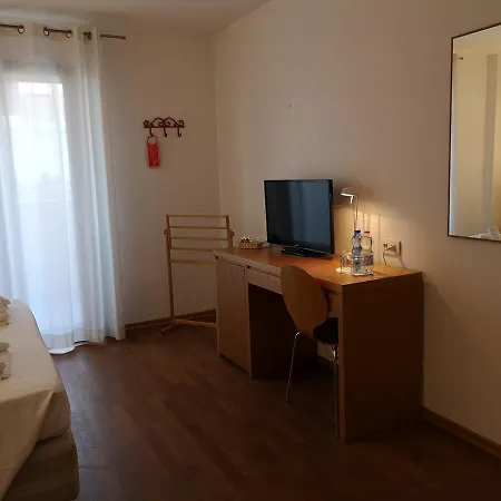 Lacroma Bio & מלון גראדו