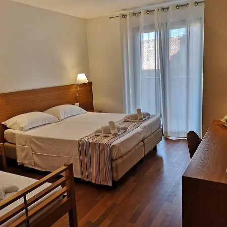 Lacroma Bio & מלון